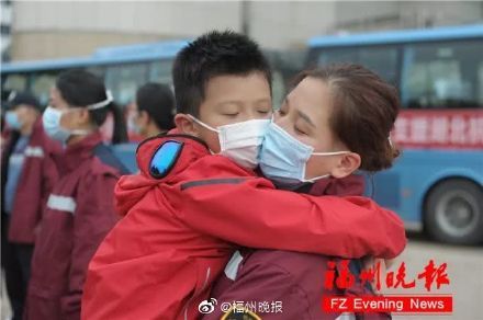  「增援」福建再派107将，增援武汉！带队院长挥别九旬父亲