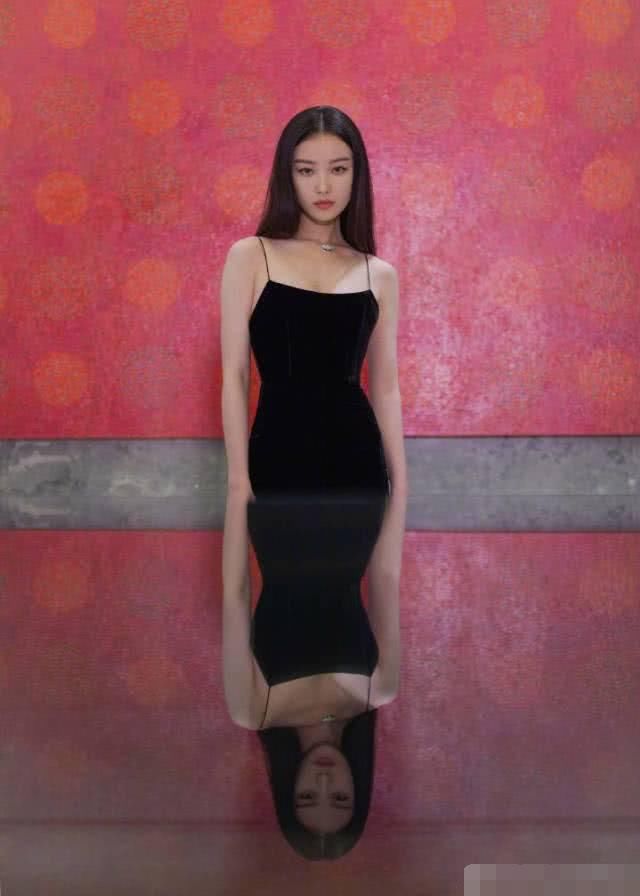 倪妮穿吊带黑礼服气质优雅，和杨幂Baby玩自拍尽显高级脸