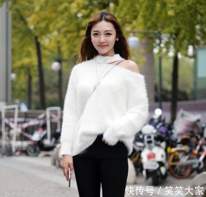  不失：街拍：小姐姐时髦的白色上衣搭配打底裤,款式好看也不失大方！