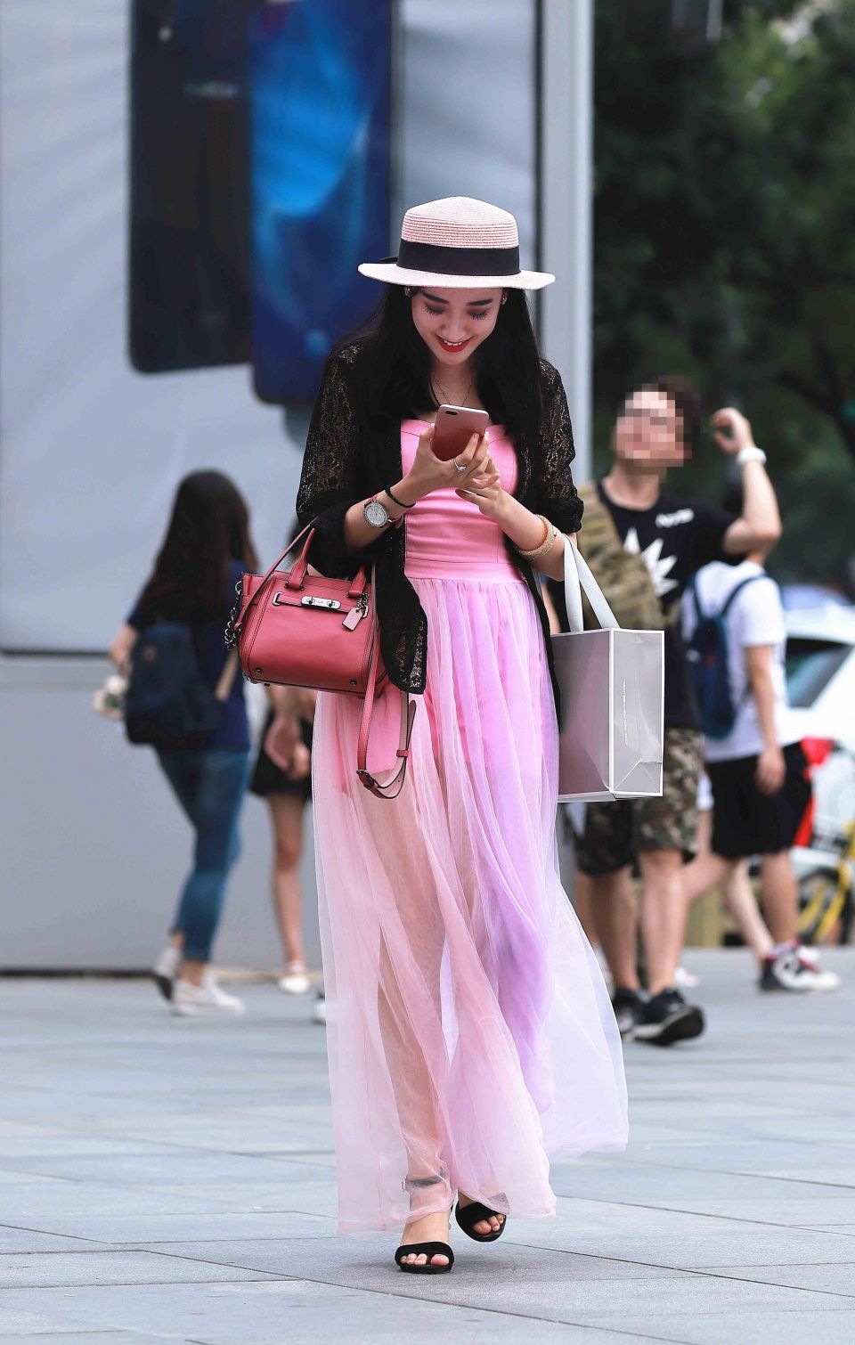 街拍:流行在上个世纪风格的端庄美女现身三里屯,时尚又复古