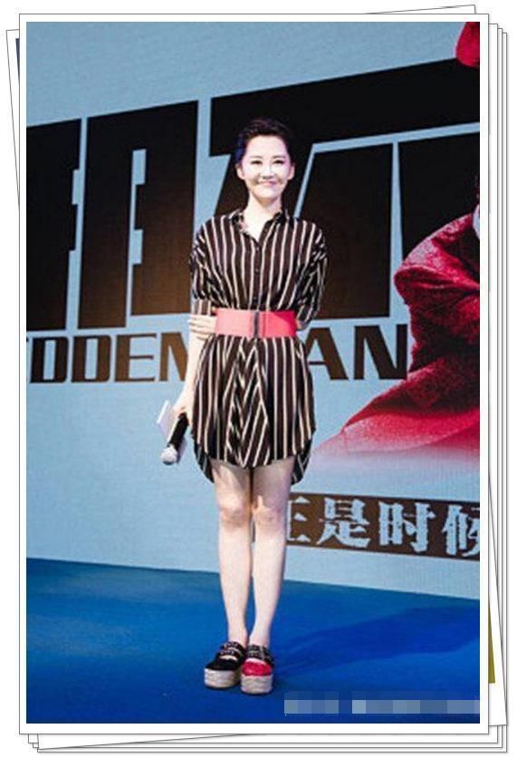 49岁许晴穿短裙嫩成少女本人，但看到她膝盖上的褶皱我却心疼不已