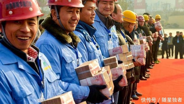  农民@农民工的日薪三四百，为什么他们大多长年累月下来还是贫穷