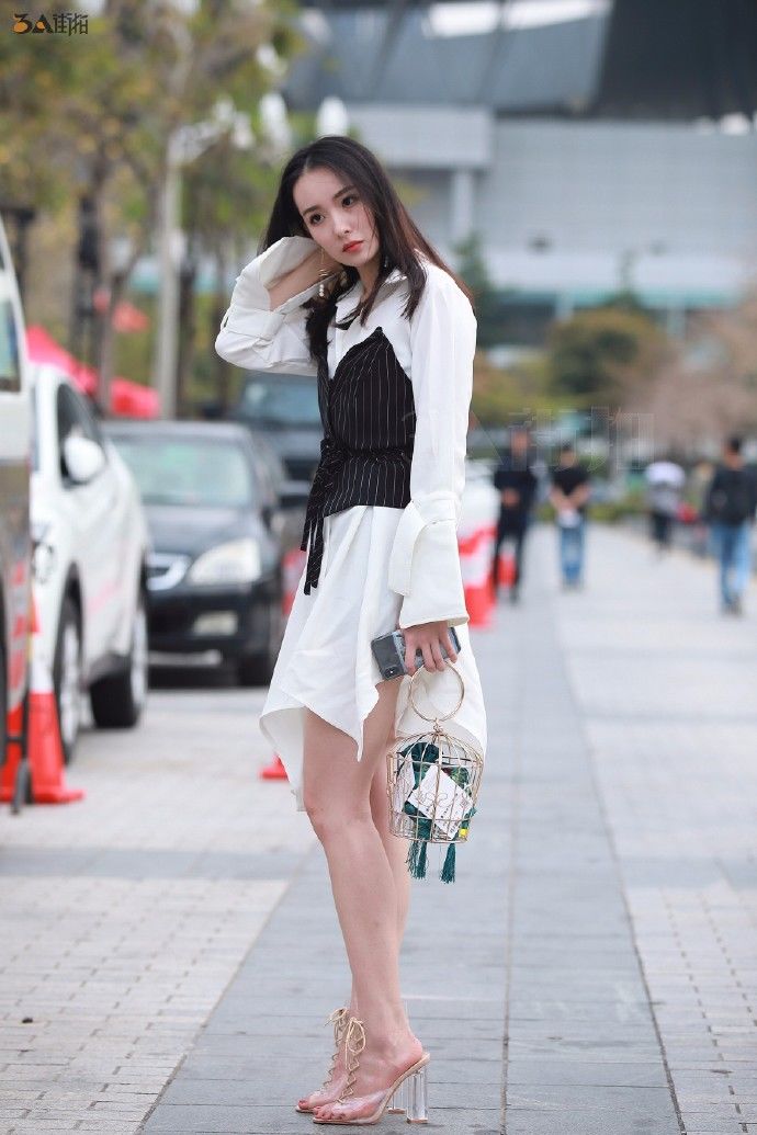 街拍重庆:好看，身材好，有气质，穿搭时尚，简直就是完美女神!