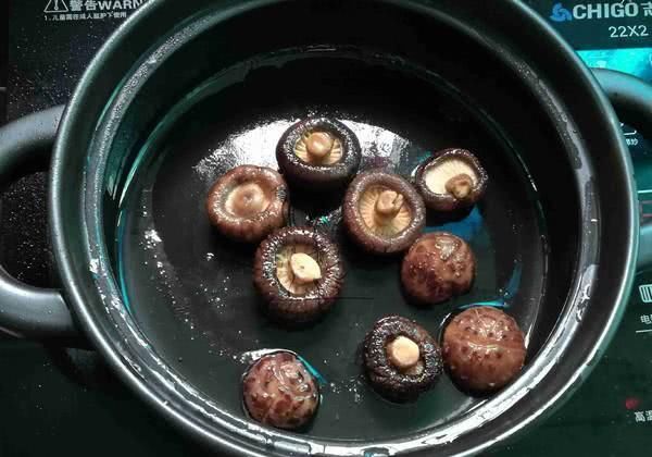  养发剂@这是“纯天然生发养发剂”，每星期吃上2次，秀发黝黑丝滑，比护发乳好