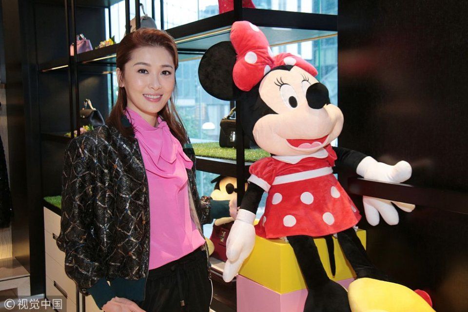 周丽淇与米妮玩偶合影比萌 穿粉嫩衬衣灿笑如花