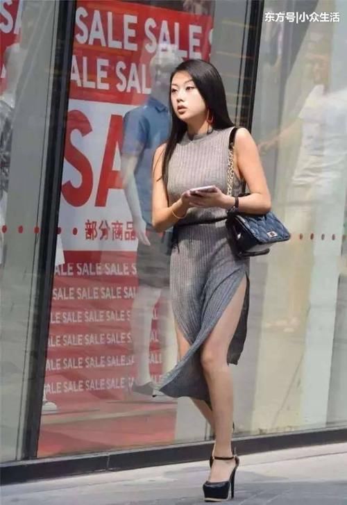 街拍：薄纱长裙有韵味的小姐姐，风一吹腰上的小肚肚出来了