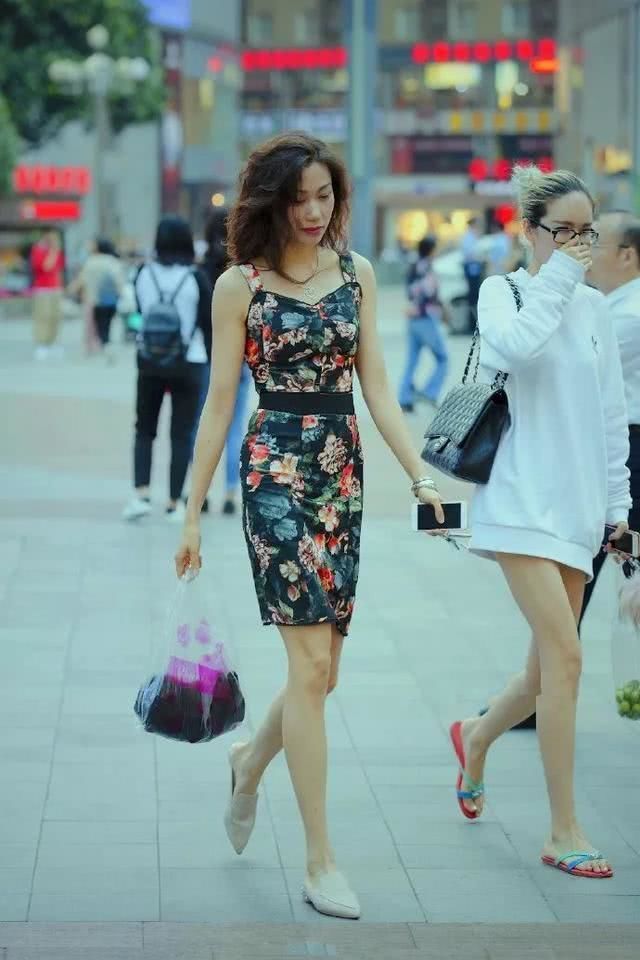 「小美女」街拍:小美女身穿印花连衣裙,脚踩尖头高跟鞋,散发出无限的魅力