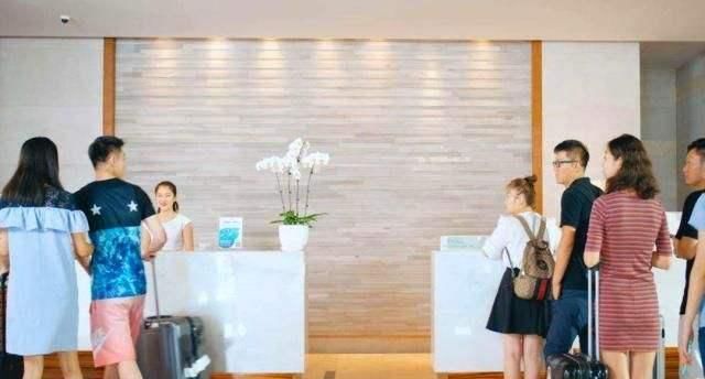 情侣酒店退房时,别忘了带这几样,保洁大妈:你不要就是我的了