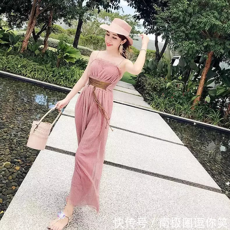 停下脚步看看吊带裙，简约的版型，却总能给自己带来意想不到的惊