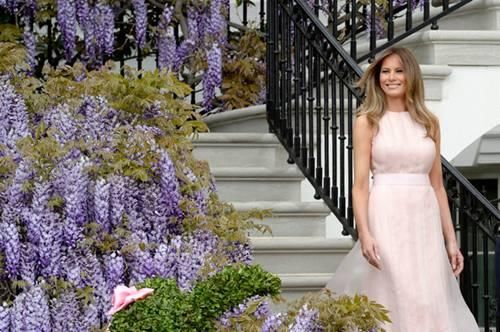 48岁美国第一夫人:穿粉衣扮嫩似妙龄女,不仅有料更有颜!