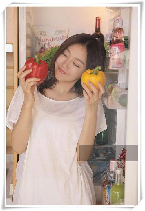 看了秦岚的睡裙，再看看杨颖，才知道清新与妩媚的差距有多大！