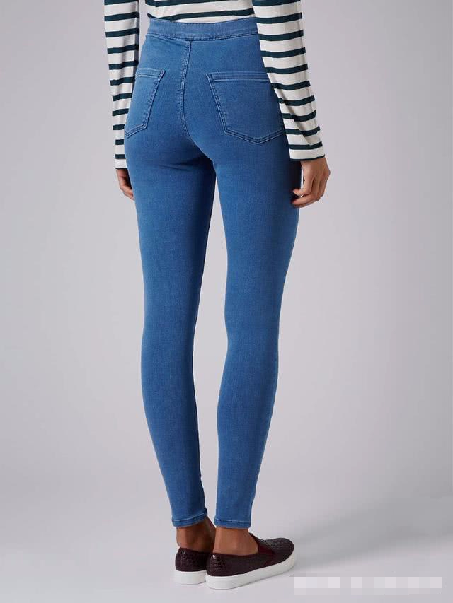 美女穿上牛仔裤之后，气质就会更加的突出了！