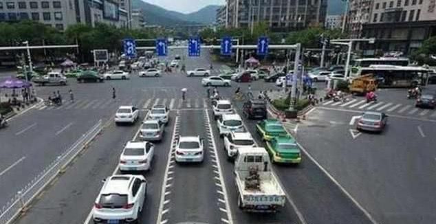 “锯齿车道”到底应该怎么走？老司机：看清楚在走，否则分不够扣