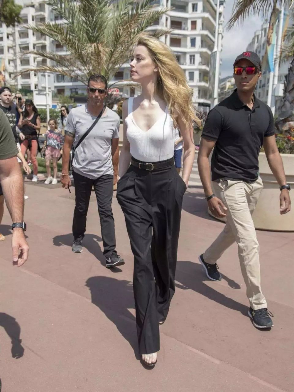 天气热skr人了你却还在害怕穿吊带?挑对了才能拯救身材!