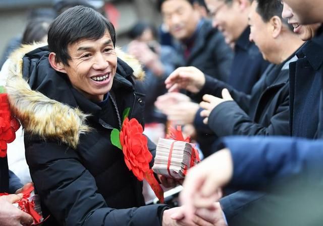 农村股份制合作社让农民领上“年终奖”