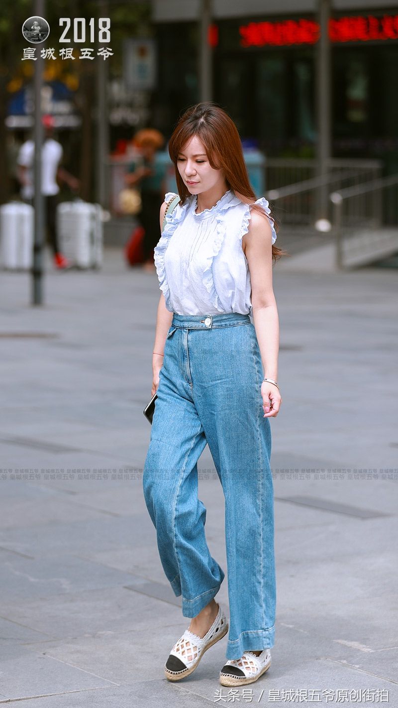 街拍:只有穿上合适自己的服装，才能成为最自信的女人