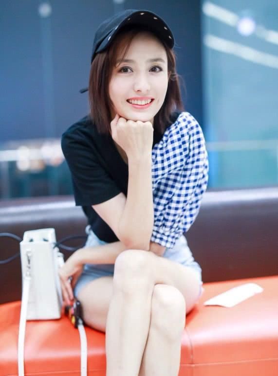 佟丽娅太节俭了!把“购物袋”系一根绳子当包背，解锁另类时尚!