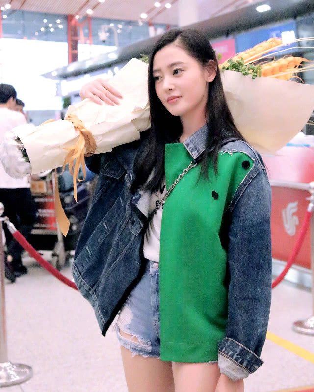 张天爱可真行,将一件衣服穿成了两件,还不快来学一下!