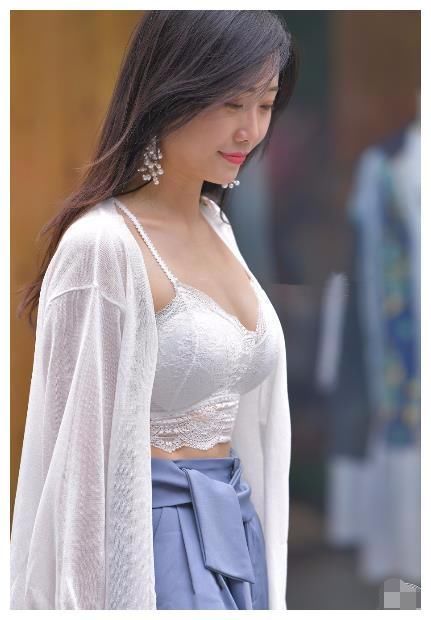 小姐姐抹胸外穿大胆时尚，嫩白皮肤修长身材引起路人纷纷回头看！