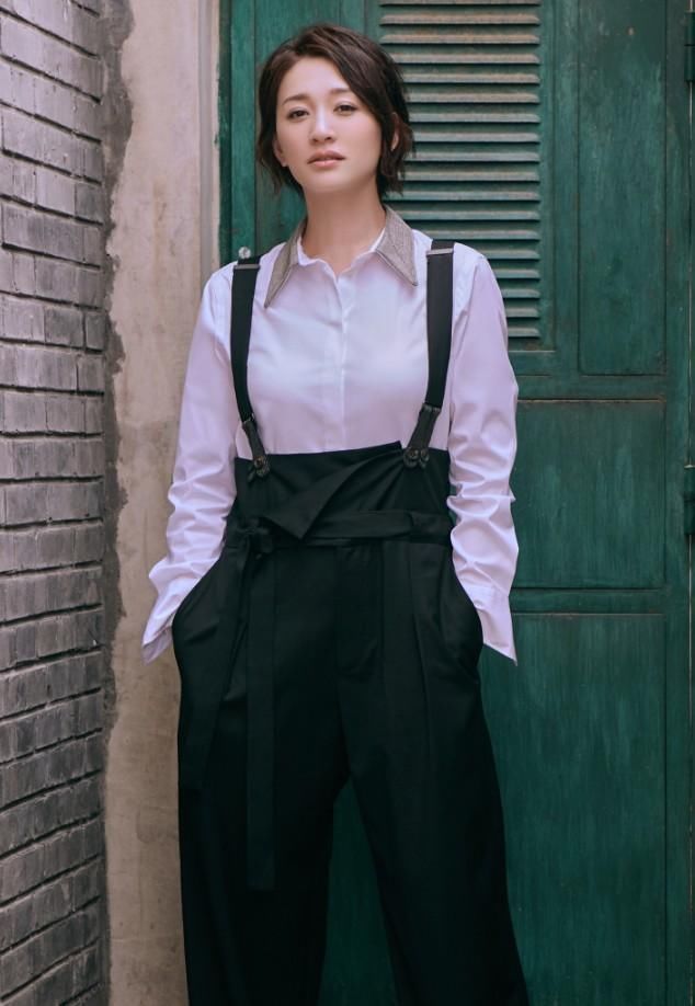 70后的李小冉为什么穿什么都好看？皮肤白的人都该学她这么穿！