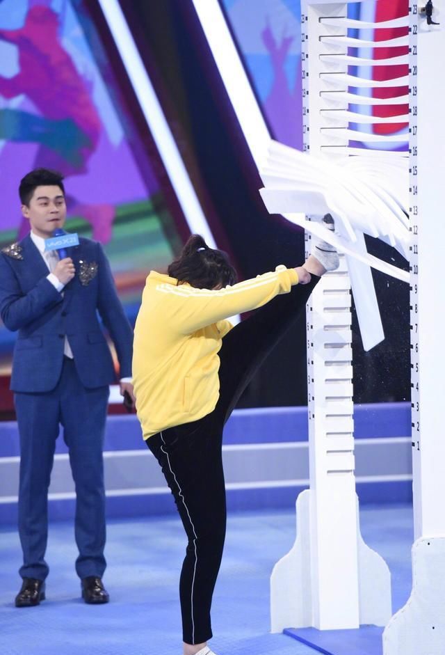 条纹:37岁贾玲真讨喜,穿运动装秀柔韧度惊艳,条纹袜却暴露一颗少女心