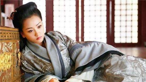 愿意去冷宫服侍失宠的娘娘, 他们能得到不少的