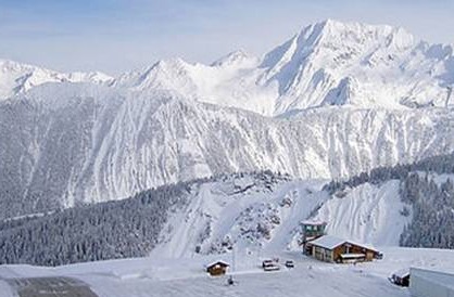 法国惊险机场，起飞走下坡，降落走上坡，感觉像过山车