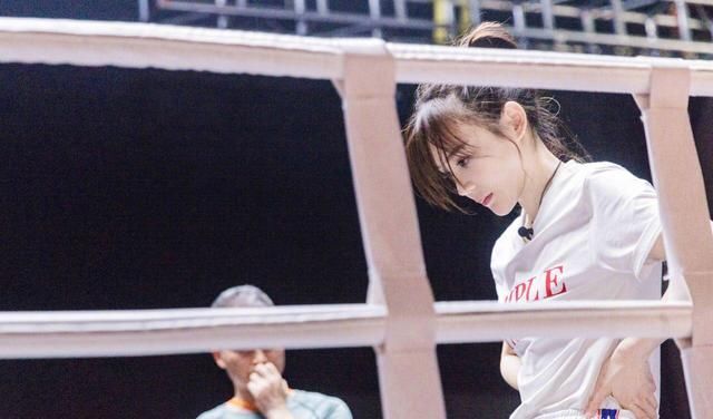 青春谁还没有点苦难，学袁姗姗笑对人生，你也可以如此美