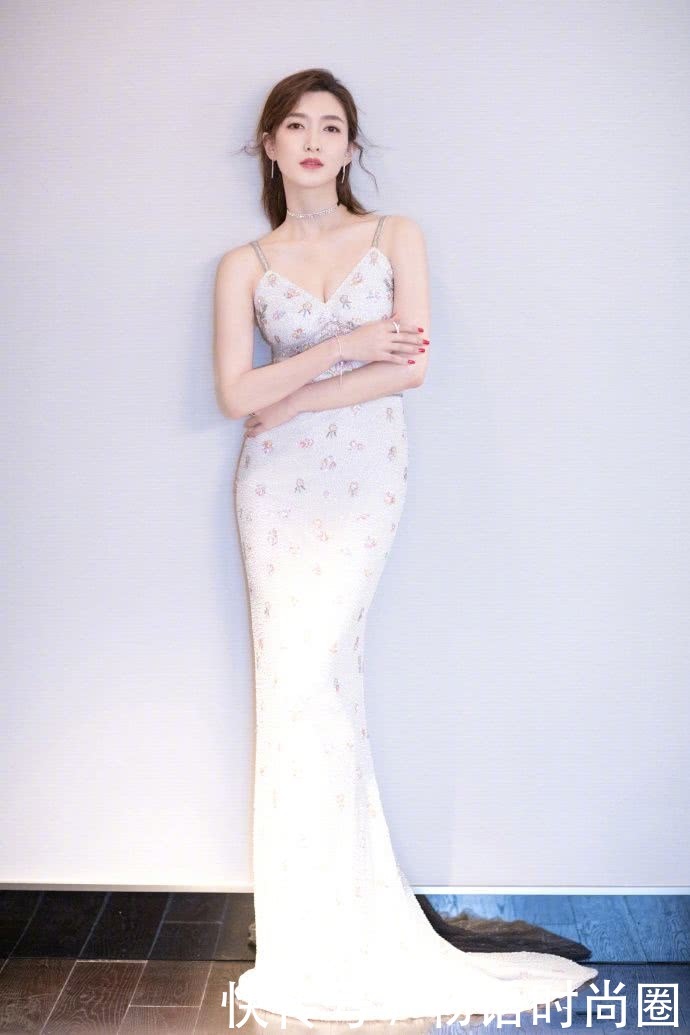 江疏影穿吊带裙玩性感，水桶腰实力抢镜，网友：不信她只有96斤！