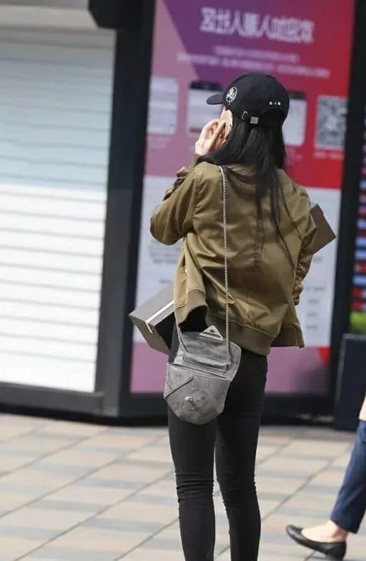 气质小姐姐紧身运动装绷出柔美曲线,网友:36D傲人的胸围横向发