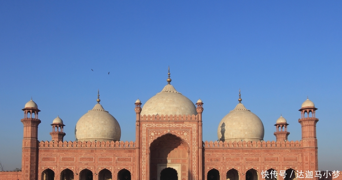 去巴基斯坦旅游，如果当地的女人跟你握手，很可能你被盯上了！