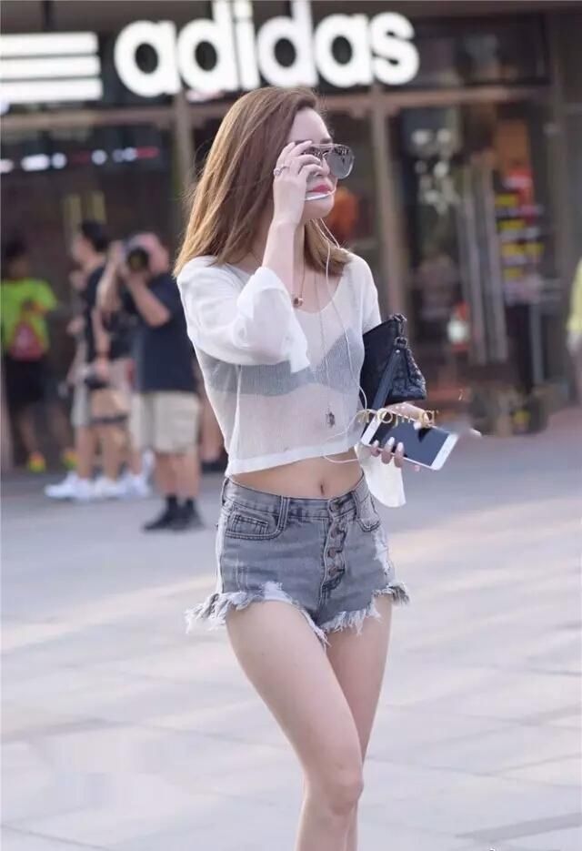 街拍：阿迪达斯店门前拍到的美女