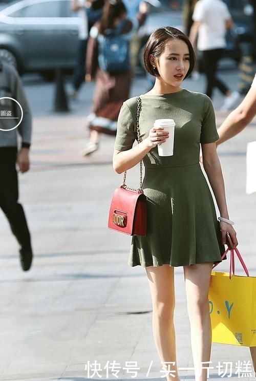 【美女】短发针织连衣裙的美女,看起来温柔贤惠,美丽大方