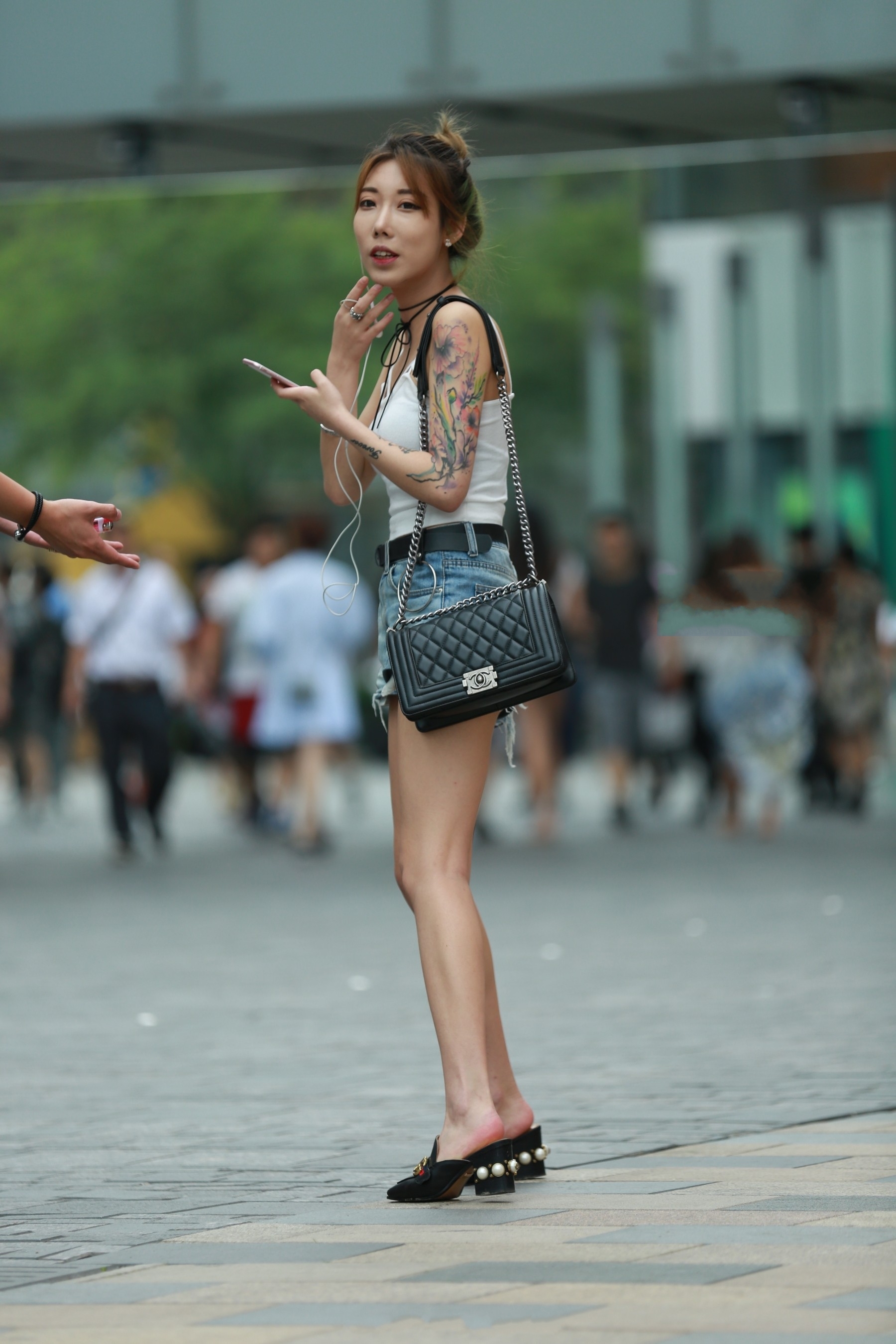 小姐姐短裤秀大腿，身体上的纹身完全盖过了身材