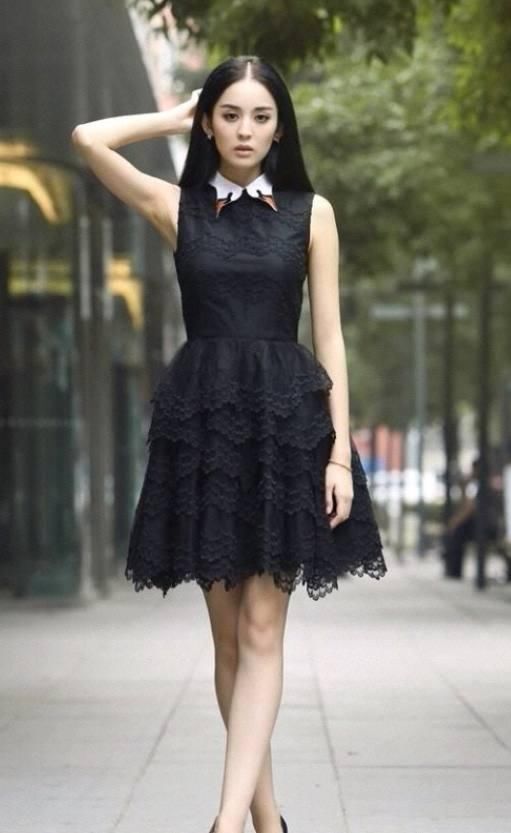 26岁古力娜扎和38岁柳岩同穿黑裙，网友：差距一目了然