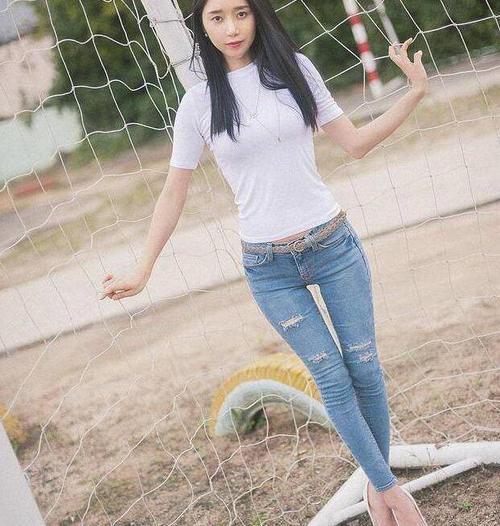 路人街拍：优雅的小姐姐，镂空长裙秀出美肩美腿，非常吸引人