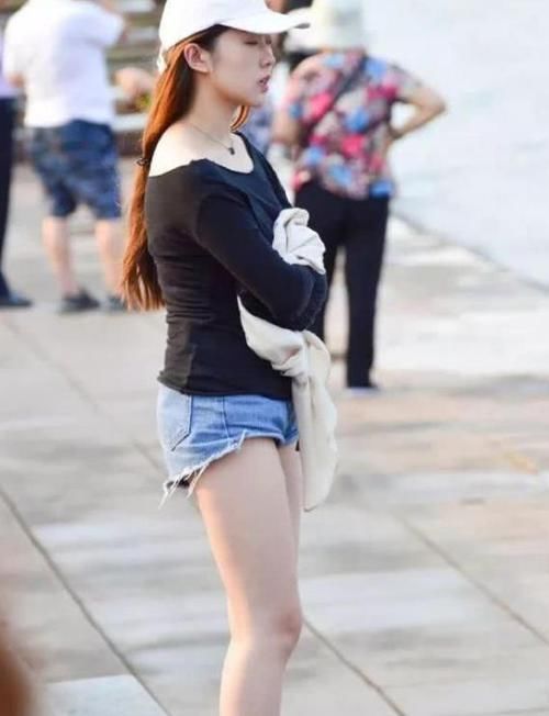  【清新】街拍：如花似玉的小姐姐，一条黄色的连衣裙，时尚清新靓丽美