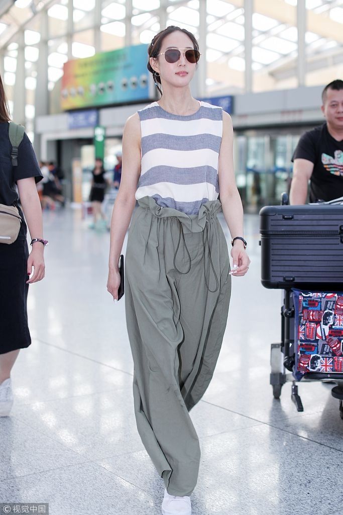 张钧甯梳满头小辫儿发型“小心机”  穿无袖衫搭阔腿裤满满清凉感