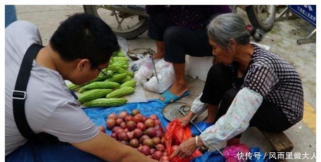 农村大妈卖的这种“红鸡蛋”,新鲜又特别,两个小时全卖光