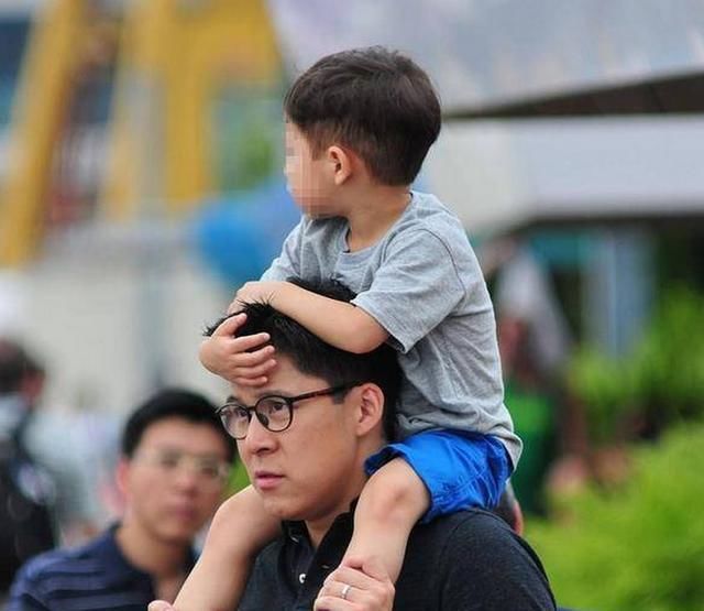 看过香港首富李嘉诚的儿子,再看霍震霆的儿子