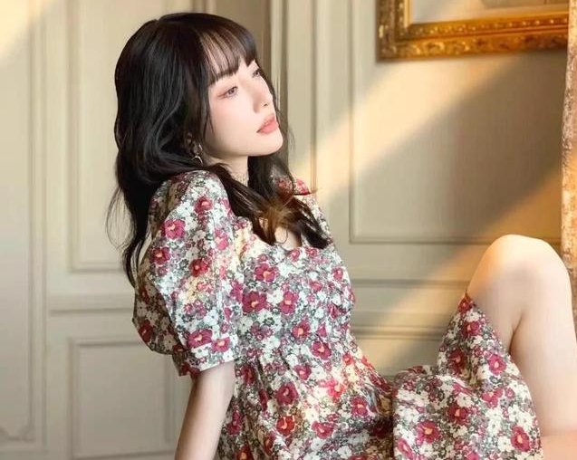  #碎花#“卫衣+牛仔裤”过时了,2020流行这3款碎花裙,半个娱乐圈都在穿