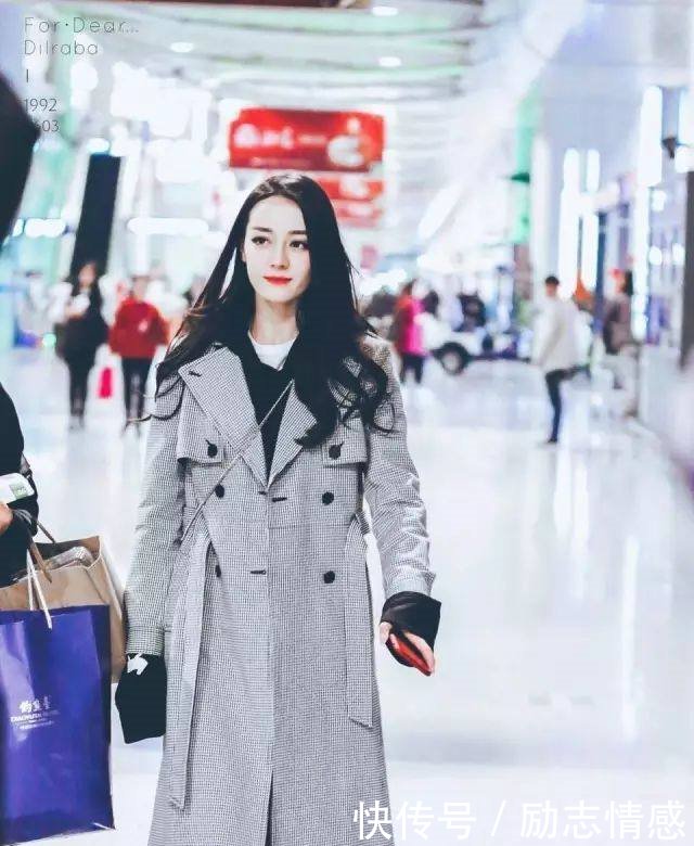 江疏影和迪丽热巴同穿流苏裙，一个妩媚一个风情万种谁更美