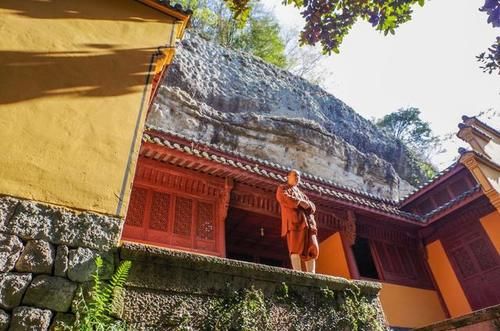 这里遍地都是硅化木化石，还有满坡的恐龙蛋却没有人去挖