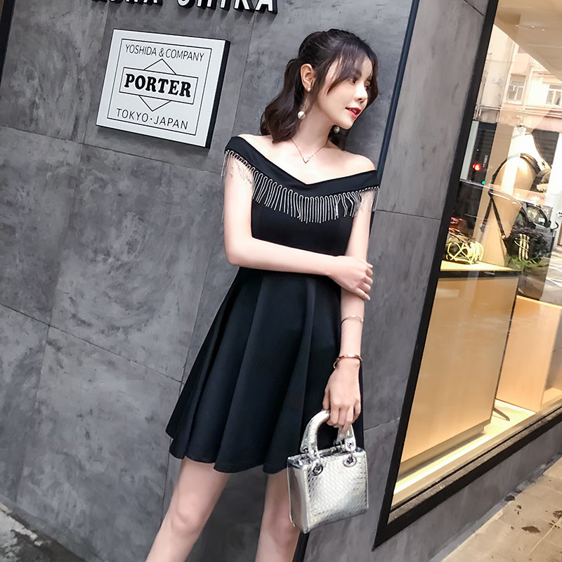 小姐姐又出来撩人了，性感一字领连衣裙，露出小香肩超迷人