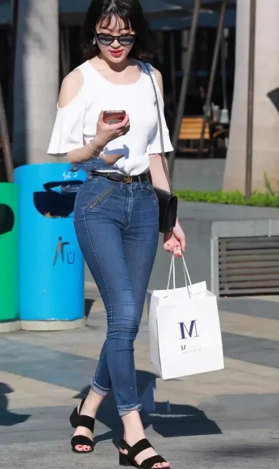 极致紧身牛仔裤搭配短袖针织衫，气质圈的时尚少女