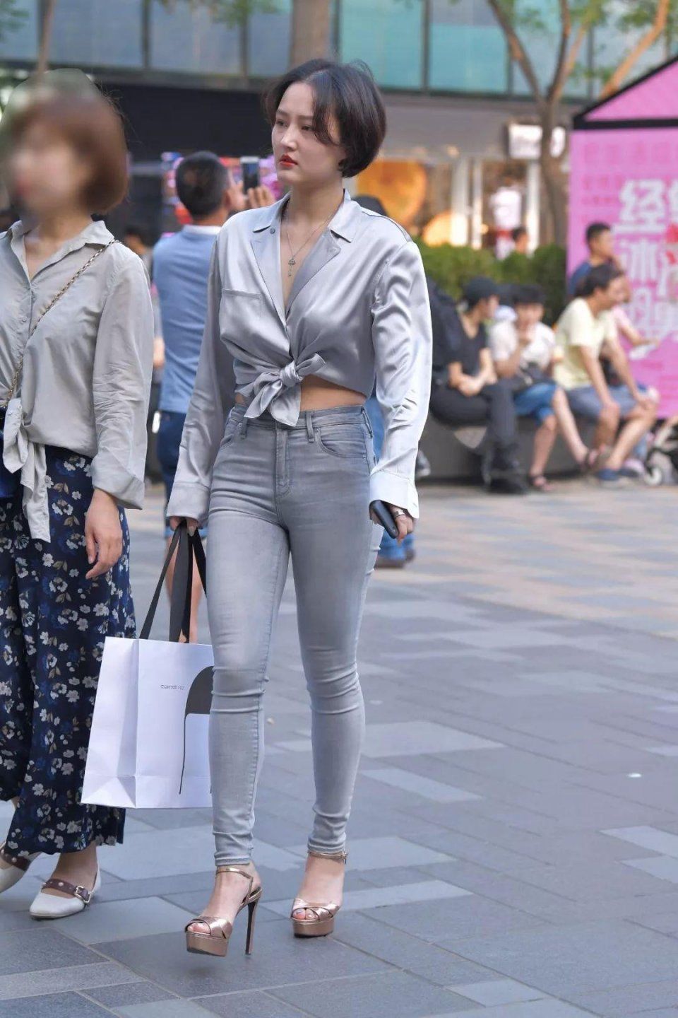 街拍:这样的好身材美女,走在街上怪不得路人都会偷看