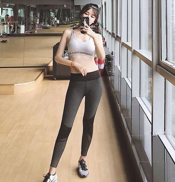 甜美气质的打底裤美女，紧绷的曲线，特别招人喜欢!