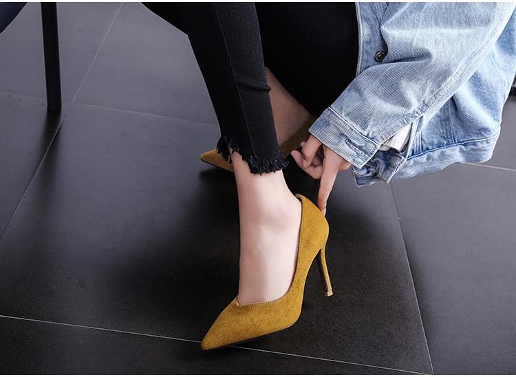 怀旧复古皮料的性感尖头高跟鞋，既性感又怀旧