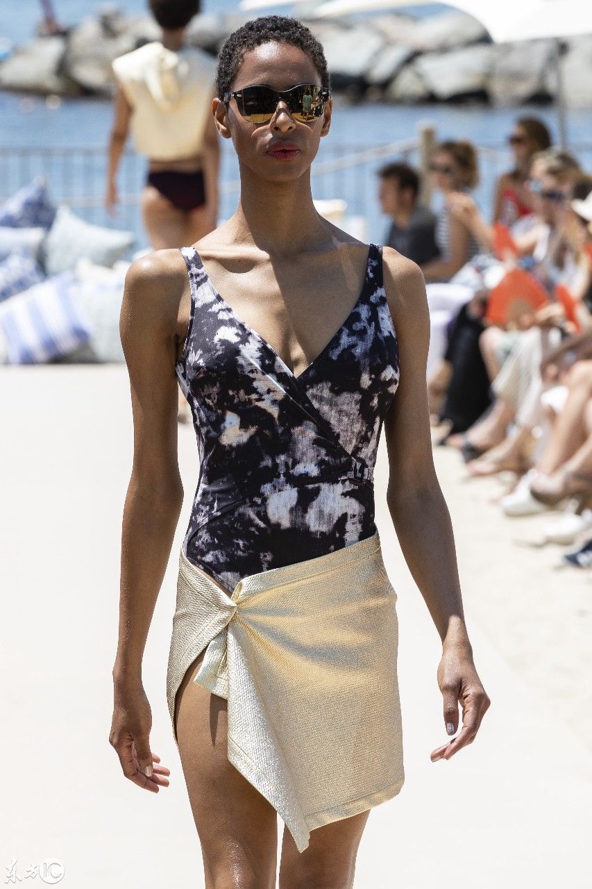 2018年6月西班牙巴塞罗那泳装秀，为建设河道的时装秀，清凉俊秀
