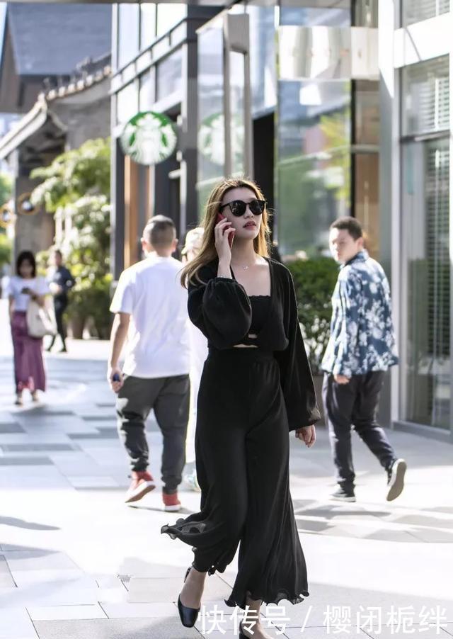  『气质』美女脚上搭配着一双渐变色的高跟鞋，经典时尚又充满着魅力